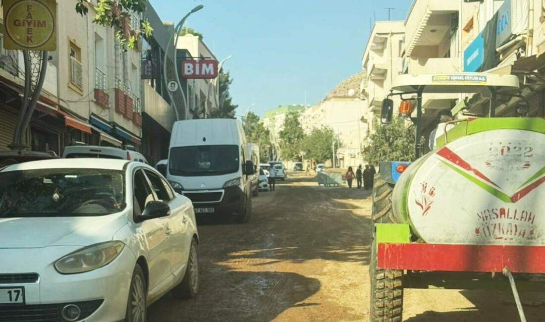 Mardin'in Derik ilçesinde DEM Partili Derik Belediyesi tarafından yürütülen yol