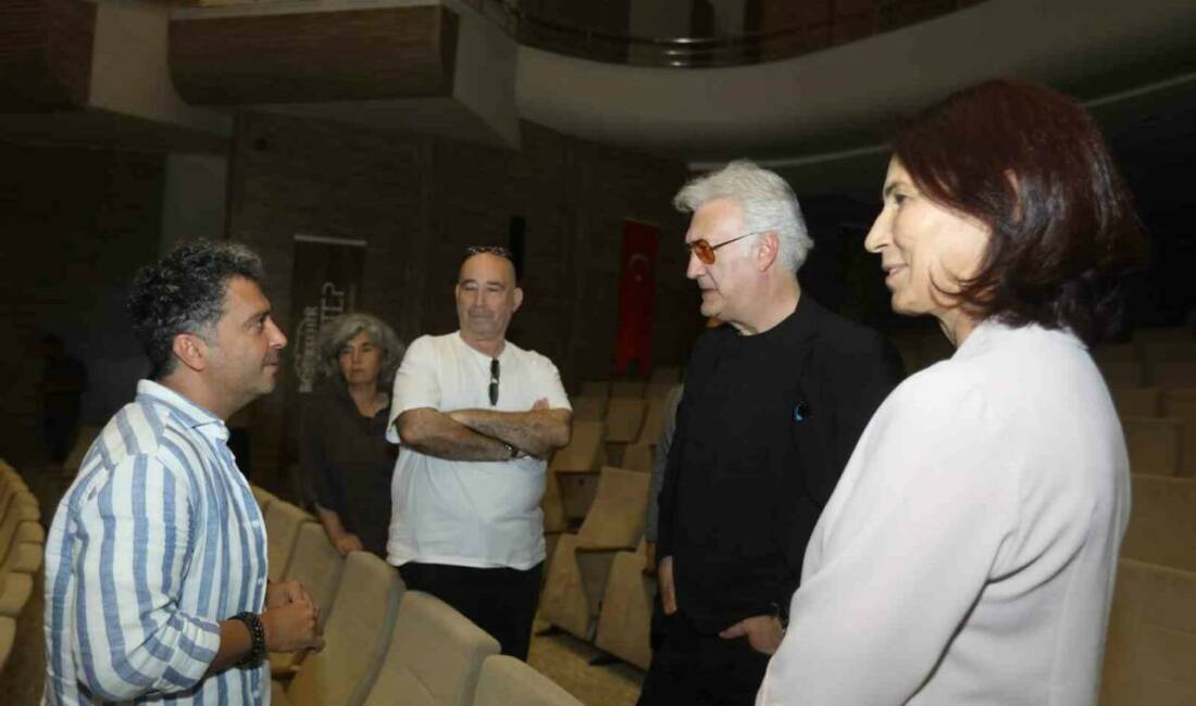 Tamer Karadağlı, Gaziantep Büyükşehir Belediyesi Şehir Tiyatrosu'nun provasını ziyaret etti.