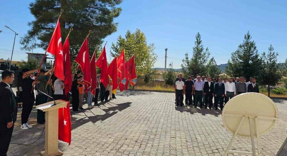 Dicle ilçesinde İlköğretim Haftası coşkuyla kutlandı. Program, Emniyet Amirliği bahçesinde