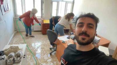 Dicle ilçesine bağlı Durabeyli Mahallesi'nde bulunan ilk ve ortaokulda öğretmenler,