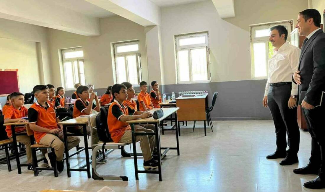 Dicle ilçesinde yeni eğitim-öğretim yılı başladı. Kaymakam Mustafa Atış ve