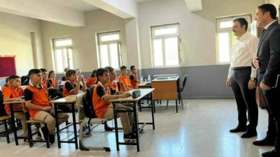 Dicle ilçesinde yeni eğitim-öğretim yılı başladı. Kaymakam Mustafa Atış ve