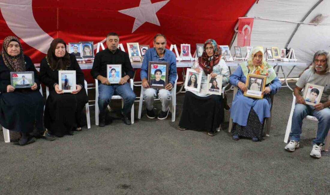 Diyarbakır'da, eski HDP il binası önünde oturma eylemi yapan aileler,
