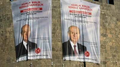 Diyarbakır surlarına MHP Genel Başkanı Devlet Bahçeli'nin dev posterleri asılarak