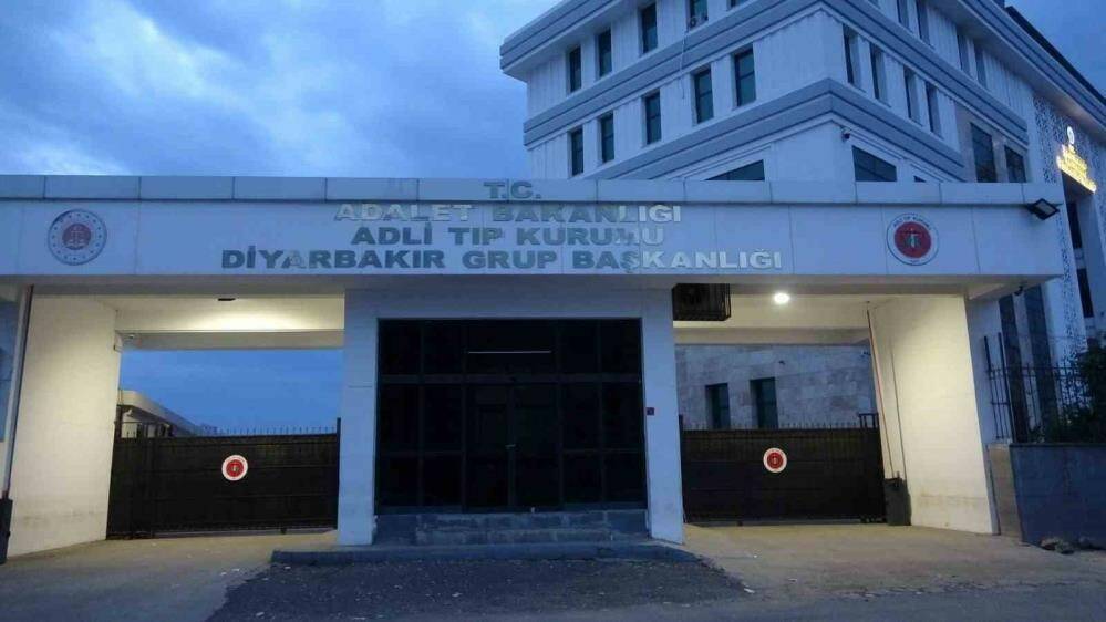 Diyarbakır’da 6 yaşındaki çocuk römorkun altında kalarak can verdi Bismil ilçesinde Ambar Sarıtoprak Mahallesi'nde meydana gelen olayda 6 yaşındaki