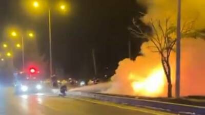 Diyarbakır'ın Silvan Bulvarı'nda seyir halindeyken alev alan bir otomobilin sürücüsü