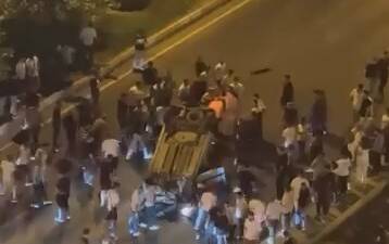 Diyarbakır'ın Kayapınar ilçesinde meydana gelen trafik kazasında 3 otomobil çarpıştı,