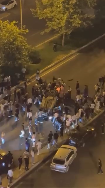 Diyarbakır'ın Kayapınar ilçesinde meydana gelen trafik kazasında 3 otomobil çarpıştı,