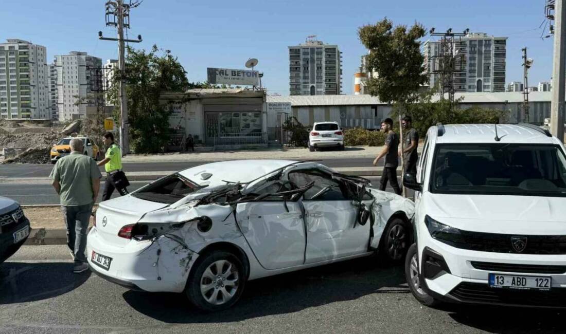Diyarbakır'ın Yenişehir ilçesinde asfalt paletinin bir otomobile çarptığı kaza sonucunda