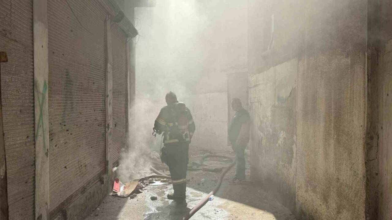 Diyarbakır'ın Sur ilçesinde bulunan 5 katlı ayakkabı deposunda çıkan yangın,
