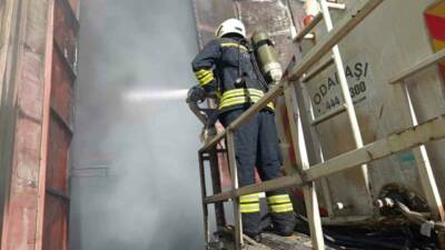 Diyarbakır’ın Ergani ilçesinde bulunan bir depoda otomobil parçalarının olduğu sırada