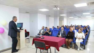 Diyarbakır'da, Dünya Kalp Günü nedeniyle "Hayatın Ritmini Kaçırma" paneli düzenlendi.