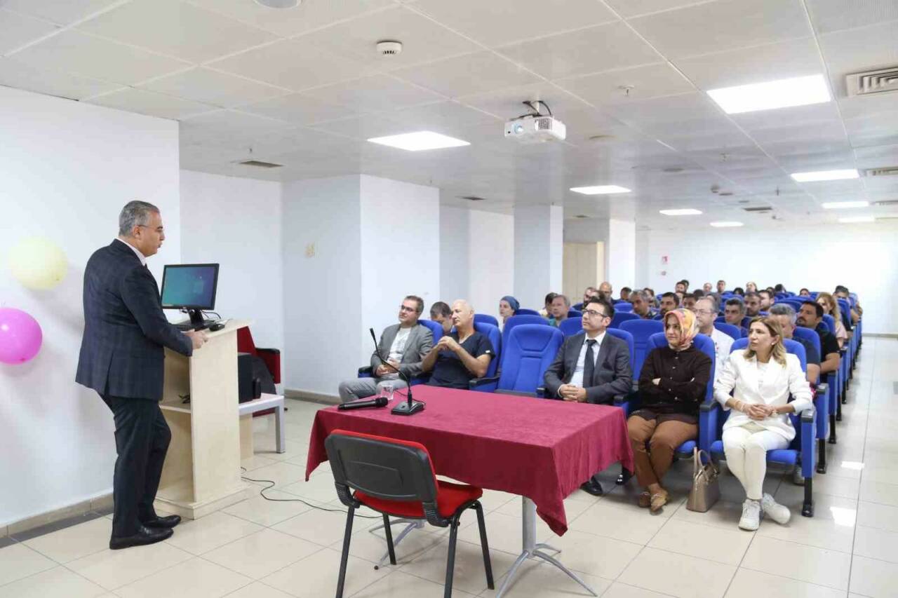 Diyarbakır'da, Dünya Kalp Günü nedeniyle "Hayatın Ritmini Kaçırma" paneli düzenlendi.