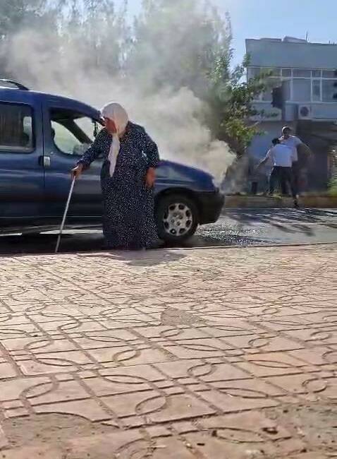 Çınar ilçesinde bir hafif ticari araç seyir halindeyken alev aldı.