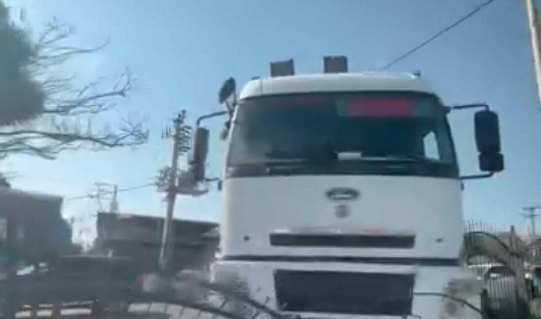 Diyarbakır-Şanlıurfa karayolunda freni boşalan bir tır, sürücüsünün kontrolünü kaybederek refüje