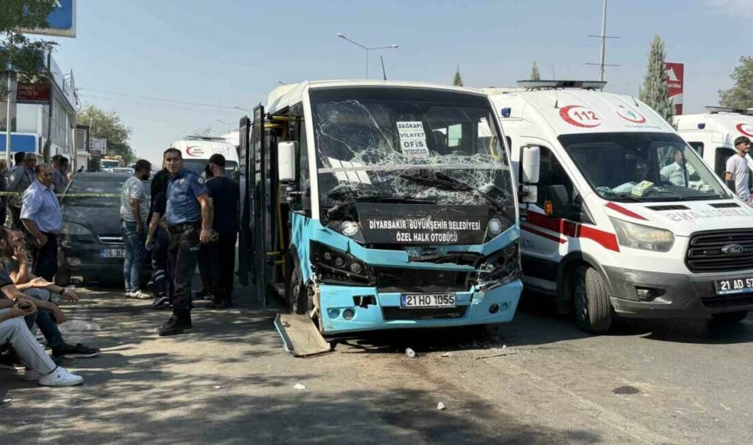 Diyarbakır'ın Yenişehir ilçesinde bir halk otobüsünün freni patlaması sonucu durakta