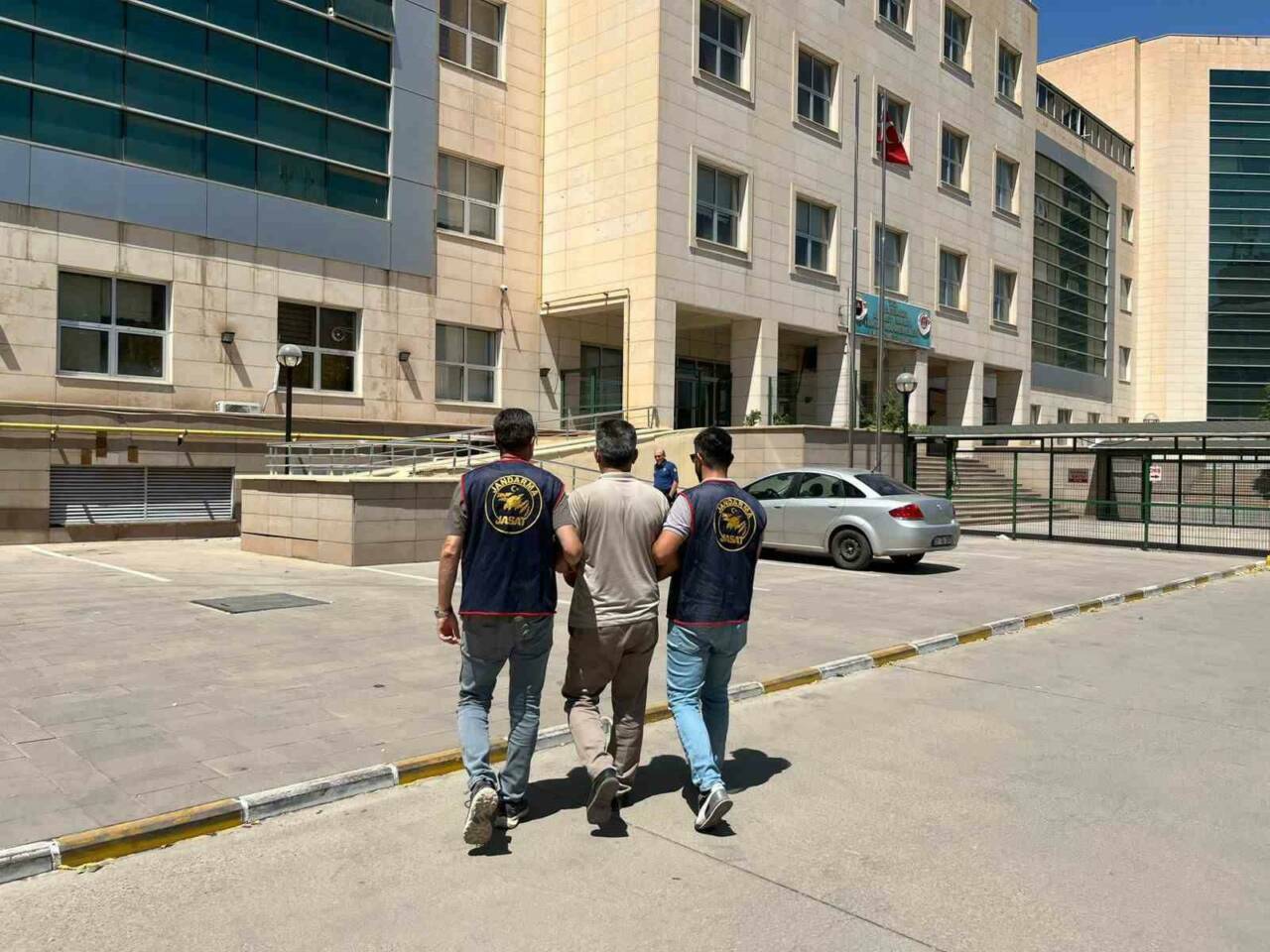 Diyarbakır'da kesinleşmiş hapis cezası bulunan 52 kişi gözaltına alındı. İl