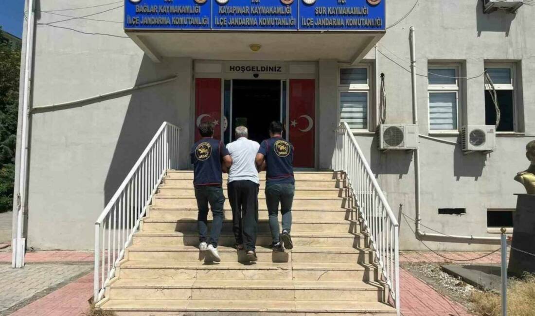 Diyarbakır’da jandarma ekiplerince düzenlenen operasyonlarda, haklarında kesinleşmiş hapis cezası bulunan