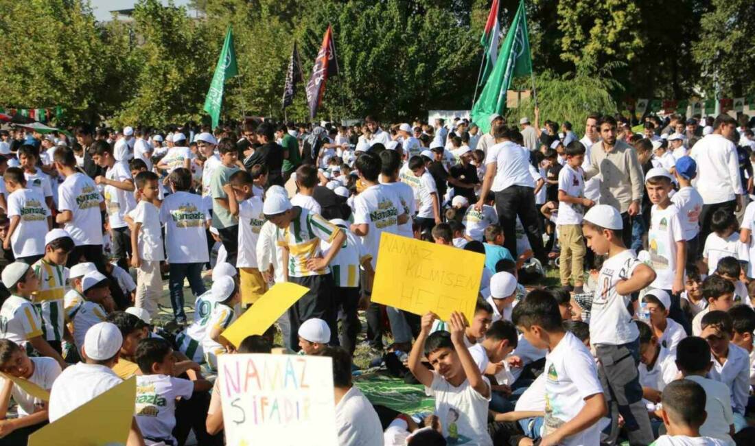 Diyarbakır’da düzenlenen "Hayat Namazla Güzel" etkinliğinde yüzlerce çocuk ve aileleri