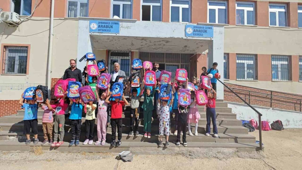 Diyarbakır'ın Çermik ilçesinde bulunan 82 okuldaki öğrencilere hayırseverler tarafından kırtasiye