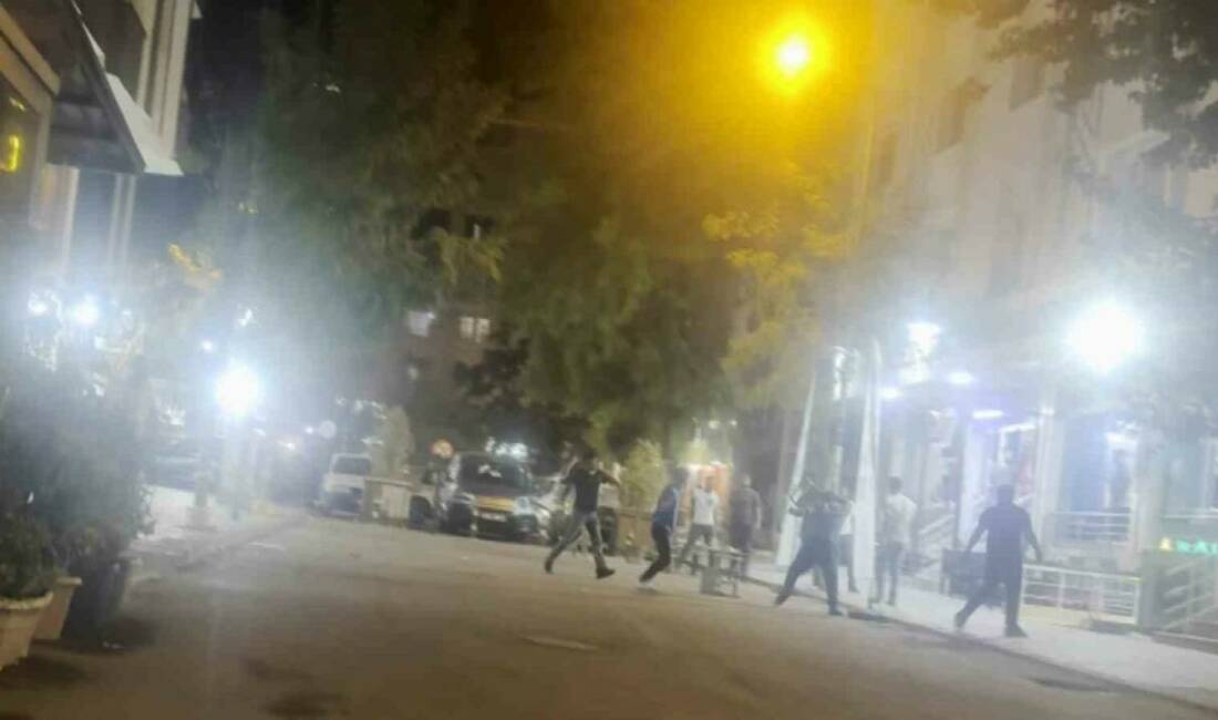 Diyarbakır'ın Yenişehir ilçesinde bir kahvehanenin önünde iki grup arasında çıkan