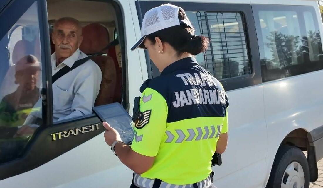 Diyarbakır'da jandarma timleri, yeni eğitim-öğretim dönemiyle birlikte 17 ilçede eş