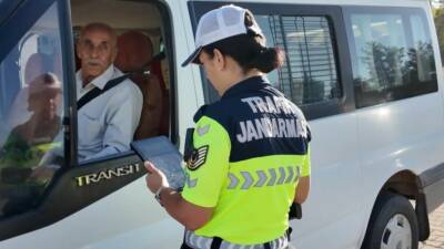 Diyarbakır'da jandarma timleri, yeni eğitim-öğretim dönemiyle birlikte 17 ilçede eş