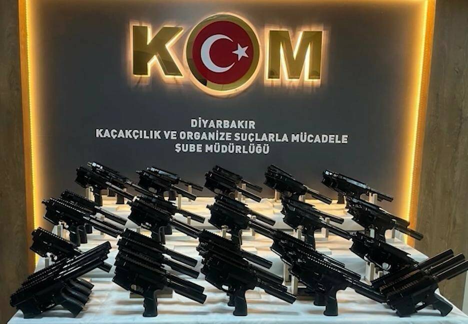 Diyarbakır'da polis operasyonlarında çok sayıda silah ve mühimmat ele geçirildi.