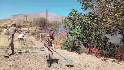 Diyarbakır’ın Çüngüş ilçesinde ağaçlık ve otluk alanda çıkan yangın, itfaiye