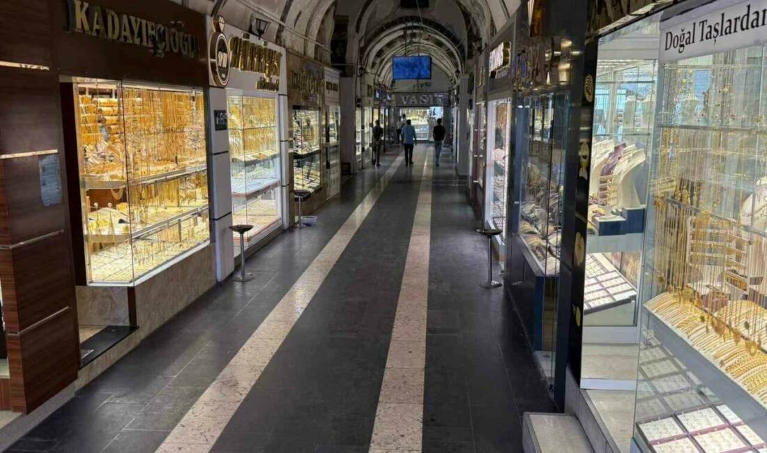 Diyarbakır'ın tarihi Sur ilçesindeki kuyumcuların, altının yükselişinden dolayı durgunluk yaşadığı