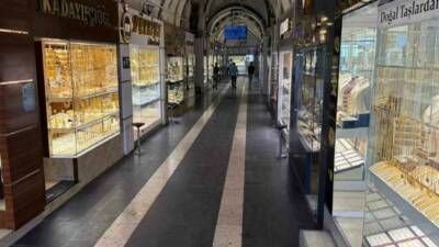 Diyarbakır'ın tarihi Sur ilçesindeki kuyumcuların, altının yükselişinden dolayı durgunluk yaşadığı