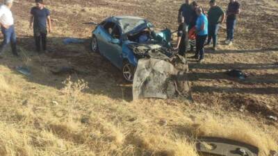 Diyarbakır'ın Ergani ilçesinde bir otomobilin şarampole devrilmesi sonucu meydana gelen