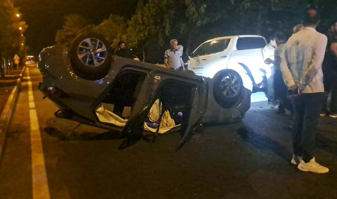Diyarbakır'ın Sur ilçesinde meydana gelen trafik kazasında otomobilin takla atması