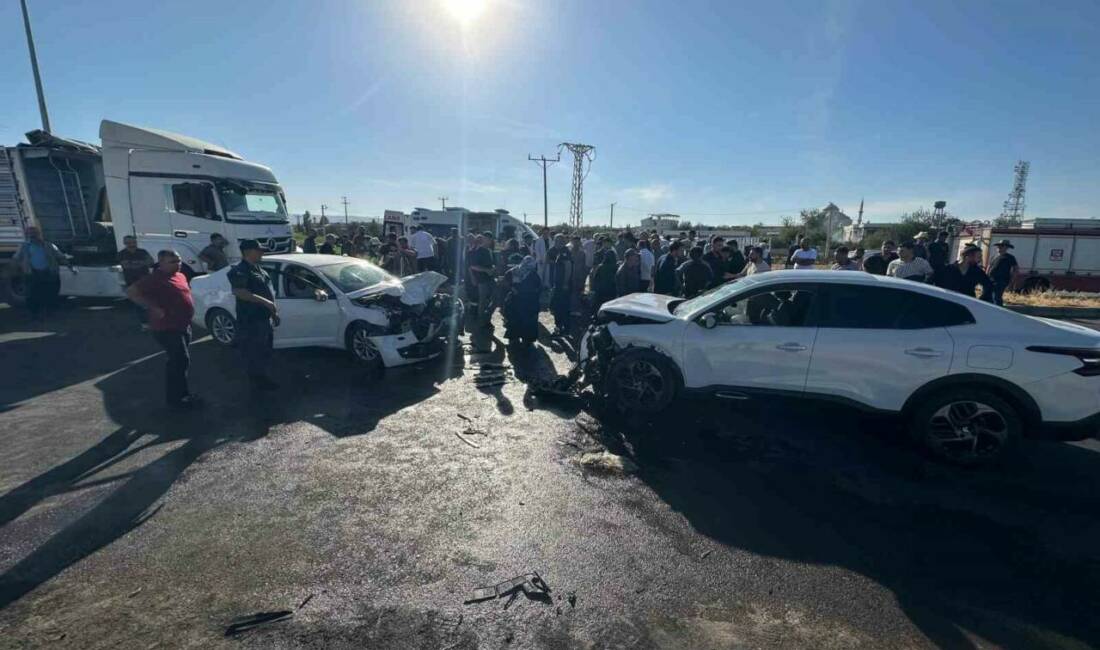 Diyarbakır'ın Kayapınar ilçesindeki bir kazada iki otomobil kafa kafaya çarpıştı