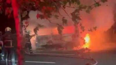 Diyarbakır'ın Kayapınar ilçesinde park halindeki bir minibüs, bilinmeyen bir nedenden