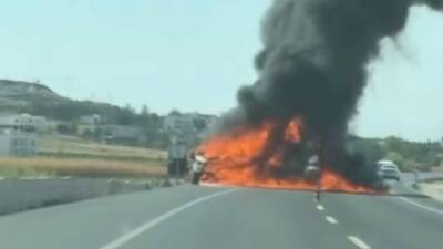Diyarbakır'ın Bismil ilçesinde seyir halindeki bir kamyonet, henüz belirlenemeyen bir