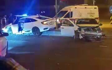 Diyarbakır'ın Bağlar ilçesinde meydana gelen trafik kazasında iki aracın çarpışması