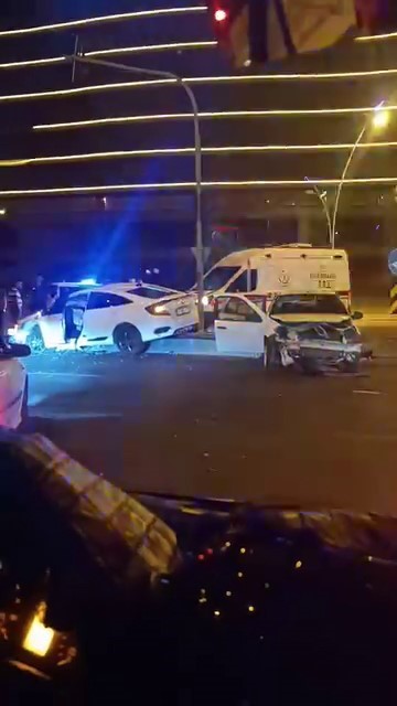 Diyarbakır'ın Bağlar ilçesinde meydana gelen trafik kazasında iki aracın çarpışması