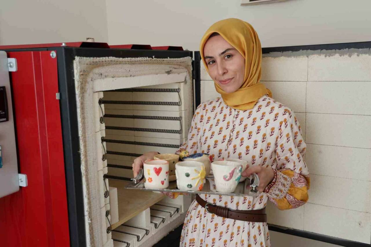 Diyarbakır'da seramik atölyesi eksikliğini fark eden girişimci Kübra Bakır, kadınlar