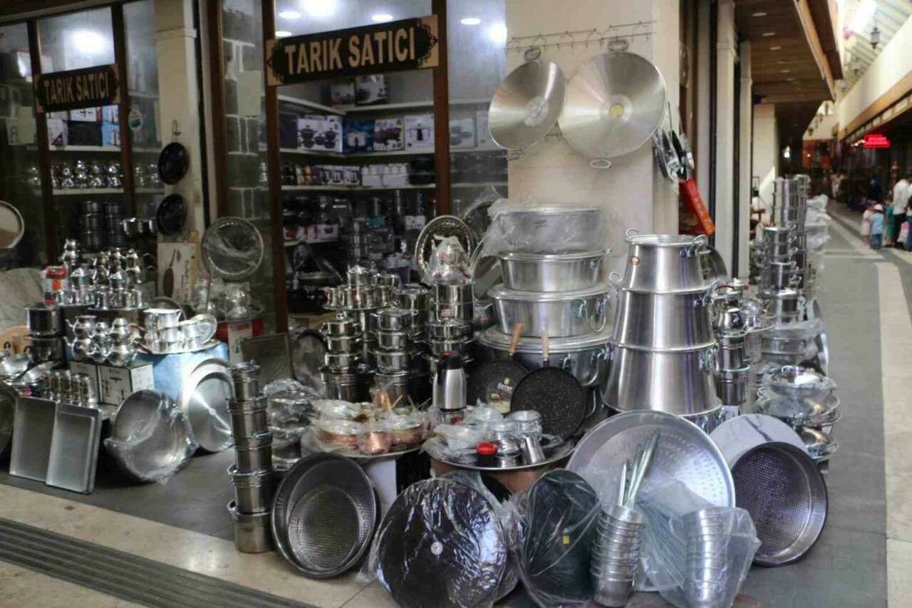 Diyarbakır’ın Sur ilçesinde tencere, tava gibi ürünlerin kilo ile satıldığı