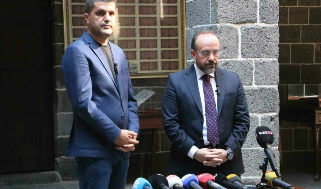 Diyarbakır'da Ulu Camii avlusunda yapılan ortak çağrıda suyun dini ve
