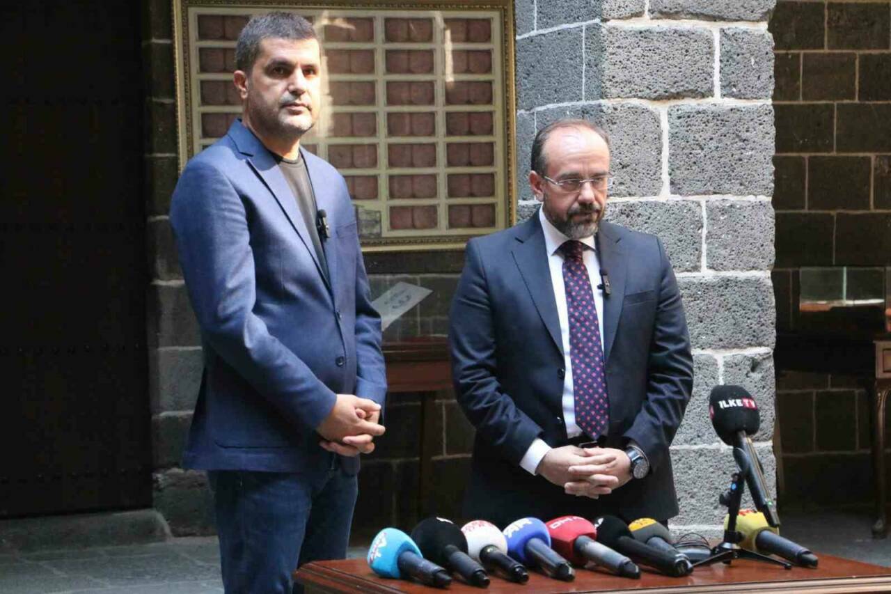Diyarbakır'da Ulu Camii avlusunda yapılan ortak çağrıda suyun dini ve