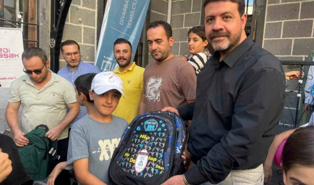 Diyarbakırlı iş adamı Mehmet Bozkuş, yeni eğitim öğretim döneminde öğrencilere