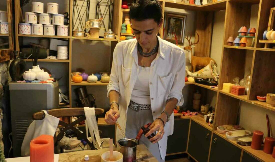 Diyarbakır'ın Sur ilçesinde usta öğreticilik yaparken mum yapımını öğrenen Suna