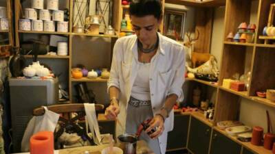 Diyarbakır'ın Sur ilçesinde usta öğreticilik yaparken mum yapımını öğrenen Suna