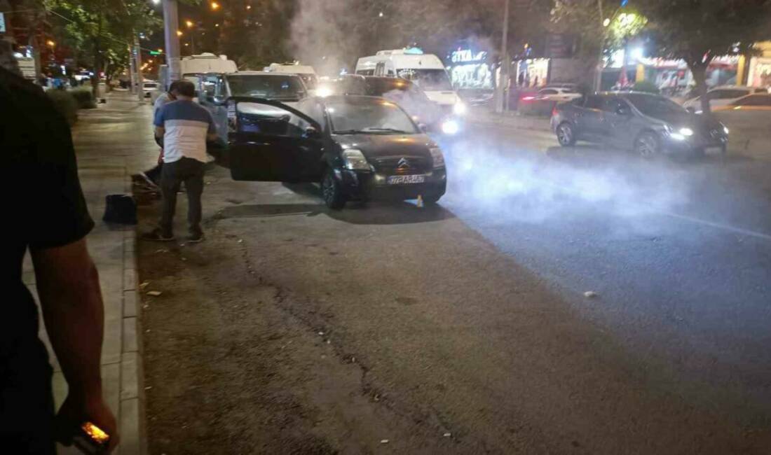 Diyarbakır'ın Kayapınar ilçesinde kaportasından duman yükselen bir otomobil, yangın tüpü