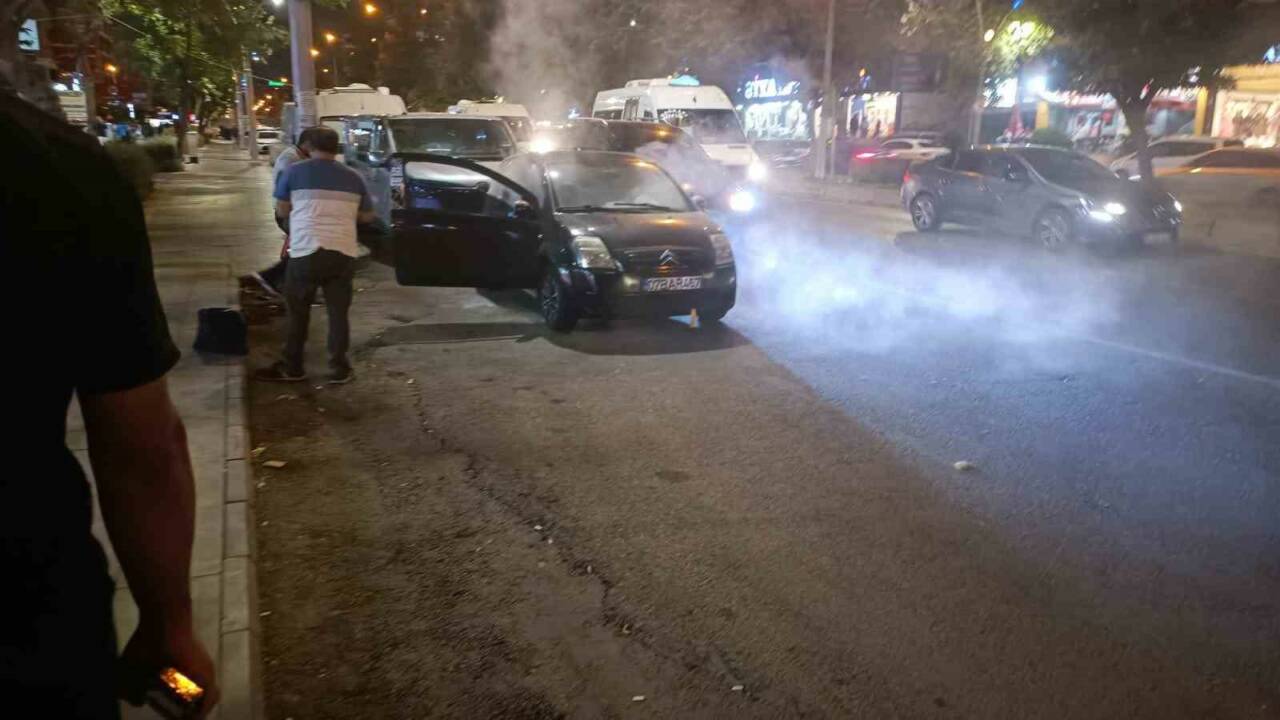 Diyarbakır'ın Kayapınar ilçesinde kaportasından duman yükselen bir otomobil, yangın tüpü