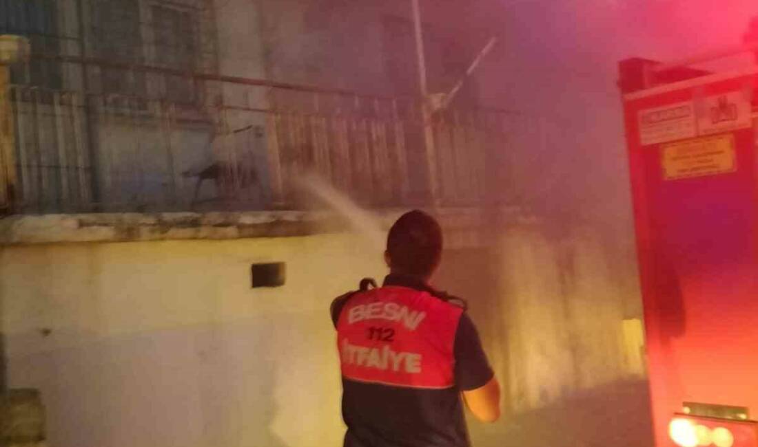 Adıyaman’ın Besni ilçesinde, Ciritmeydan Mahallesi’nde bir evde çıkan yangın itfaiye