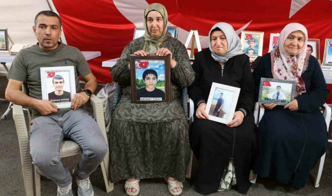 Diyarbakır'da çocukları terör örgütü PKK tarafından kaçırılan aileler, HDP il