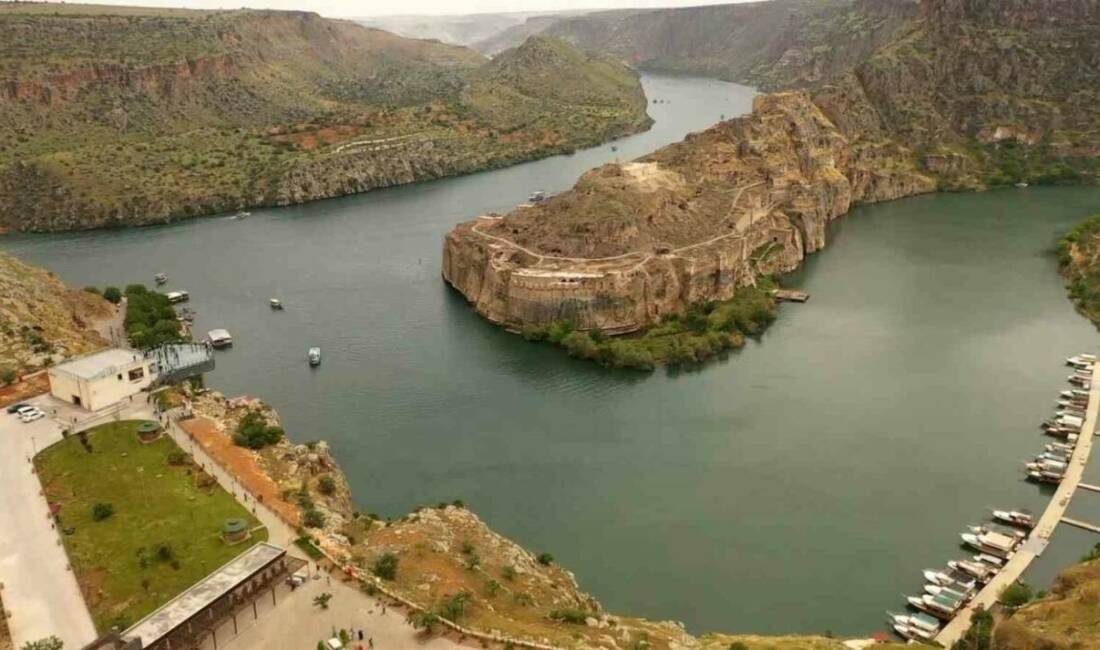 Gaziantep'in Yavuzeli ilçesinde bulunan tarihi Rumkale, mavi ve yeşilin buluştuğu